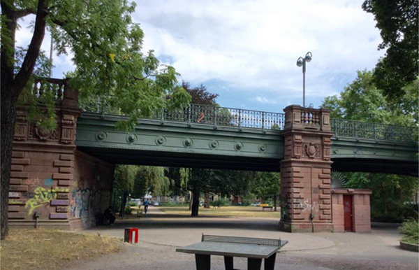 Eines von Karlsruhes Wahrzeichen: Die Hirschbrücke. Foto: Cristian Grapatin.